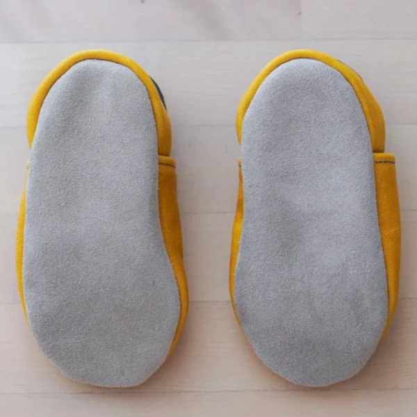 Scarpe primi passi bambino giallo con suole in pelle scamosciata grigio chiaro