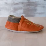 Scarpe gattonamento bambino arancioni con suole in pelle scamosciata grigio chiaro