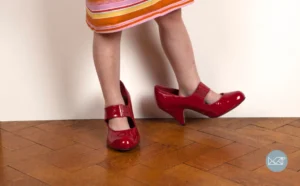 bambino inciampa con scarpe