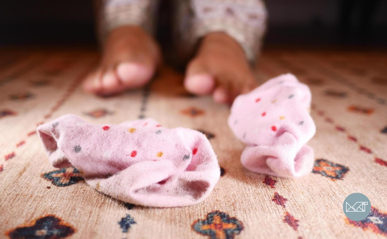 bambini-senza-scarpe-a-casa