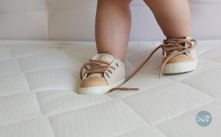 bambino inciampa con scarpe