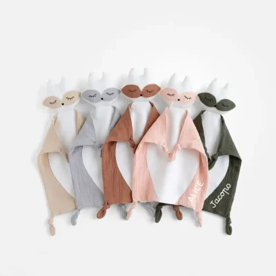 Doudou volpe in mussola di cotone con nome personalizzato nei cinque colori disponibili