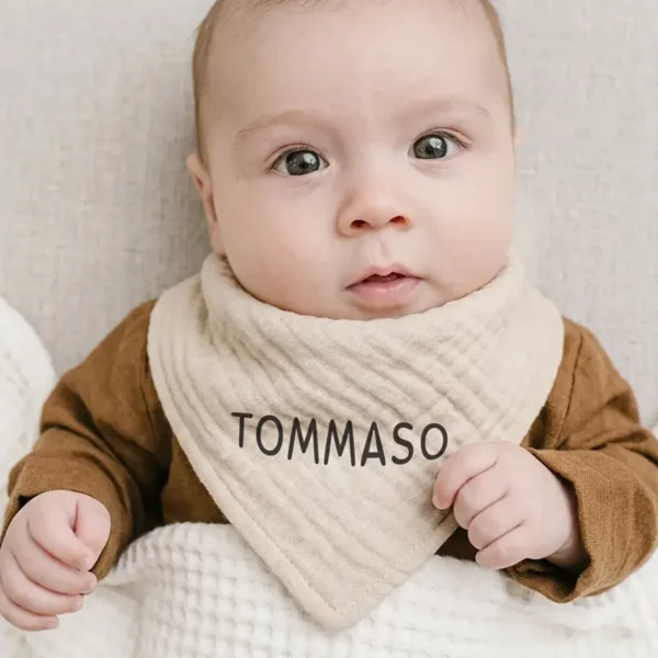 Neonato indossa bavaglino bandana in mussola beige personalizzato