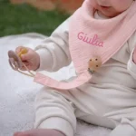 Neonato indossa bavaglino bandana in mussola rosa personalizzato