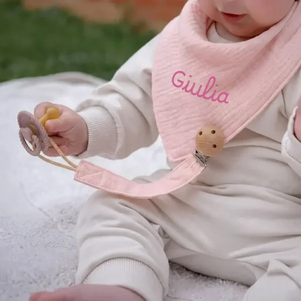 Neonato indossa bavaglino bandana in mussola rosa personalizzato