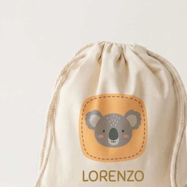 Dettaglio sacca cambio personalizzata in cotone con nome e disegno koala
