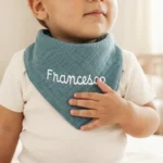Bambino indossa bavaglino bandana in mussola azzurro con nome personalizzato