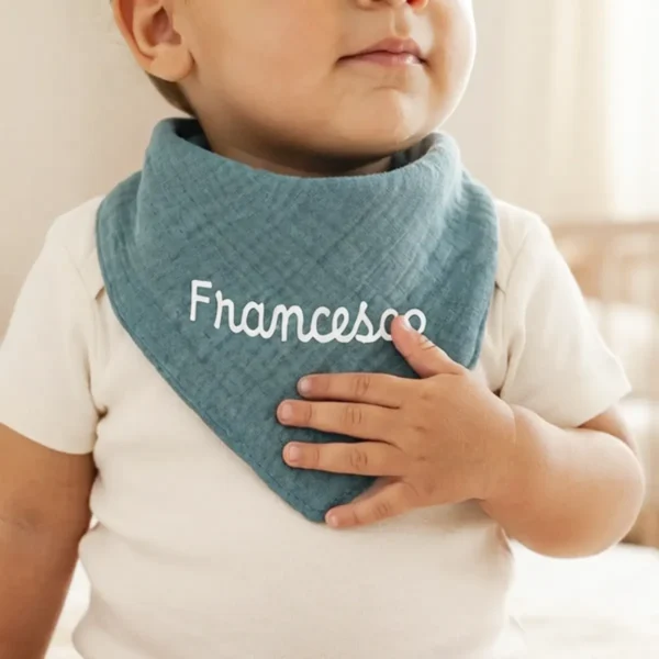 Bambino indossa bavaglino bandana in mussola azzurro con nome personalizzato