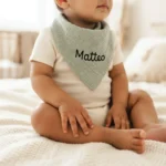 Bambino indossa bavaglino bandana in mussola verde chiaro personalizzato