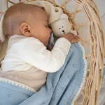Neonato dorme con copertina neonato morbida azzurro