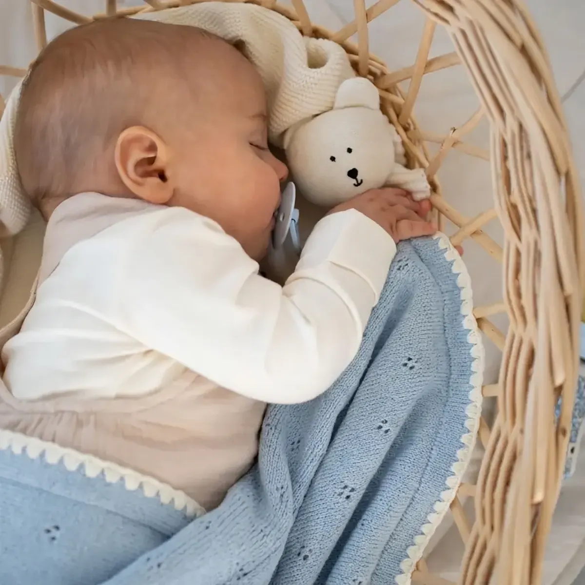 Neonato dorme con copertina neonato morbida azzurro
