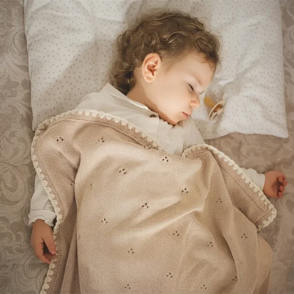 Neonato dorme con copertina neonato morbida beige