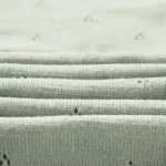 Dettaglio della trama della copertina neonato morbida verde chiaro