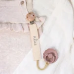 Kit nascita volpe beige, dettaglio clip ciuccio