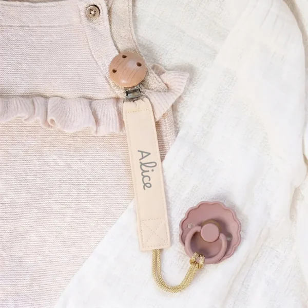 Kit nascita volpe beige, dettaglio clip ciuccio