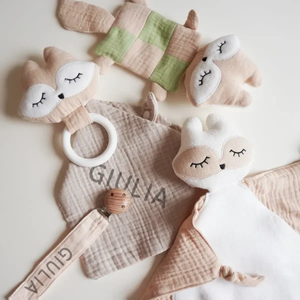Kit nascita volpe beige con doudou in mussola, sonaglio, anello dentizione, bavaglino e clip ciuccio