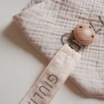 Kit nascita dettaglio bavaglino e clip ciuccio beige