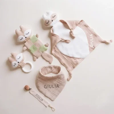 Kit nascita regalo volpe beige con doudou in mussola, sonaglio, anello dentizione, bavaglino e clip ciuccio