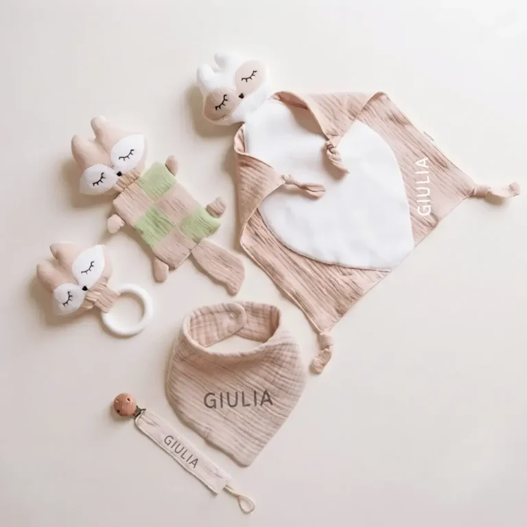 Kit nascita regalo volpe beige con doudou in mussola, sonaglio, anello dentizione, bavaglino e clip ciuccio