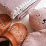 Regalo nascita rosa sorbetto con copertina, doudou in maglia e scarpine con ricamo anatra