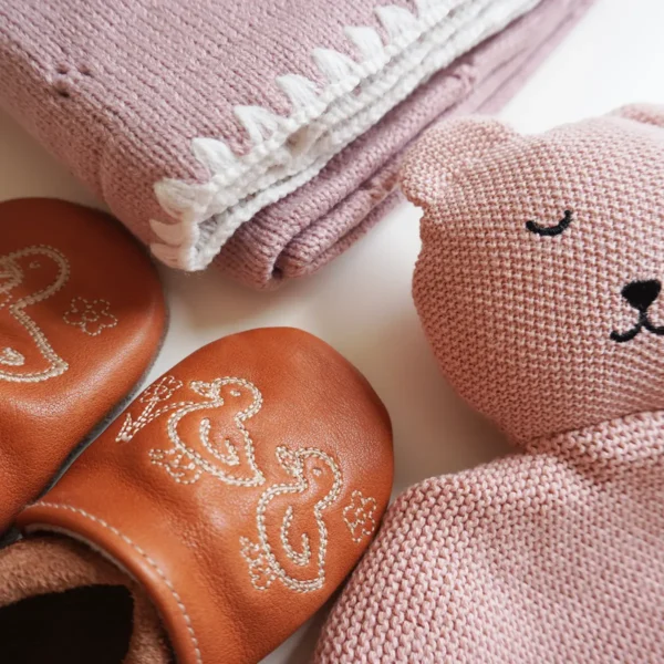 Regalo nascita rosa sorbetto con copertina, doudou in maglia e scarpine con ricamo anatra