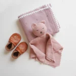 Kit regalo nascita rosa sorbetto con copertina, doudou in maglia e scarpine con ricamo anatra