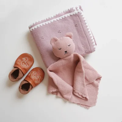 Kit regalo nascita rosa sorbetto con copertina, doudou in maglia e scarpine con ricamo anatra