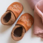 Dettaglio delle scarpine gattonamento del kit rosa sorbetto