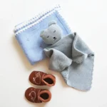 Kit regalo nascita azzurro con copertina, doudou in maglia e scarpine con ricamo balena