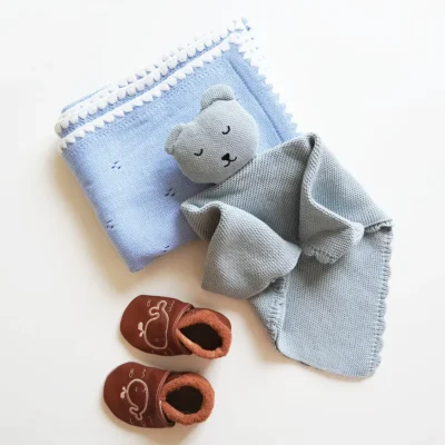 Kit regalo nascita azzurro con copertina, doudou in maglia e scarpine con ricamo balena