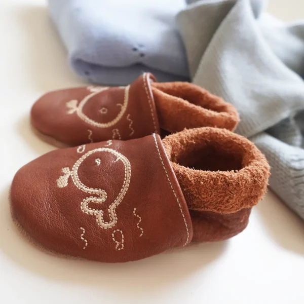 kit-regalo-nascita-balena-azzurro-scarpine-fianco