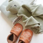 Kit regalo nascita verde chiaro con copertina, doudou in maglia e scarpine con ricamo elefante in dettaglio
