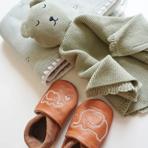 Kit regalo nascita verde chiaro con copertina, doudou in maglia e scarpine con ricamo elefante in dettaglio