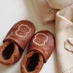 Scarpine per gattonare con ricamo gufo in pelle naturale incluse nel kit regalo nascita