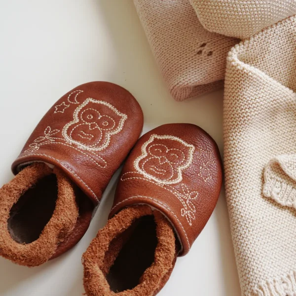 Scarpine per gattonare con ricamo gufo in pelle naturale incluse nel kit regalo nascita