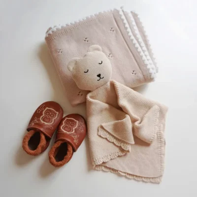 Kit regalo nascita beige con copertina, doudou in maglia e scarpine con ricamo gufo