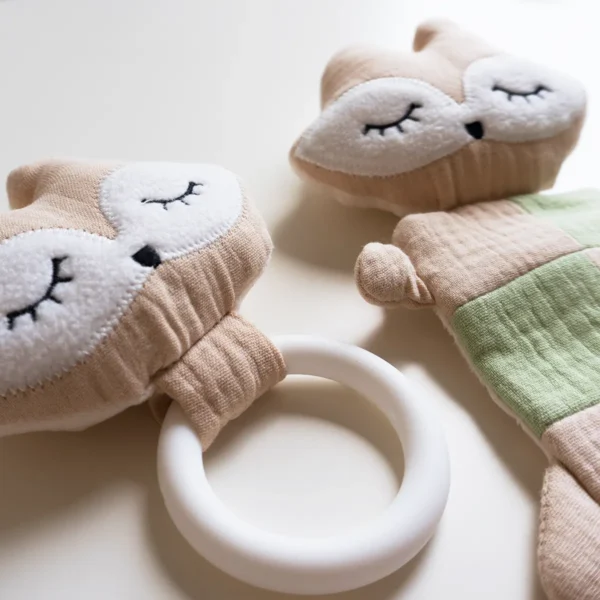 Set nascita personalizzato beige: dettaglio del sonaglio e anello dentizione coordinati