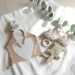 Set nascita personalizzato beige sorbetto con doudou, sonaglio e anello dentizione neonato