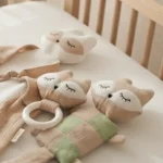 Dettaglio set regalo nascita personalizzato beige sorbetto con doudou, sonaglio e anello dentizione
