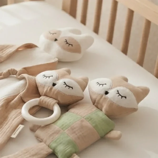 Dettaglio set regalo nascita personalizzato beige sorbetto con doudou, sonaglio e anello dentizione