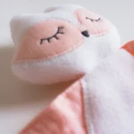 Dettaglio del doudou in mussola del set nascita personalizzato rosa sorbetto