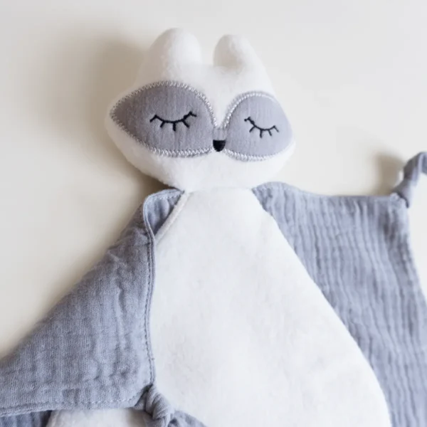 Dettaglio del doudou in mussola del set nascita personalizzato grigio chiaro