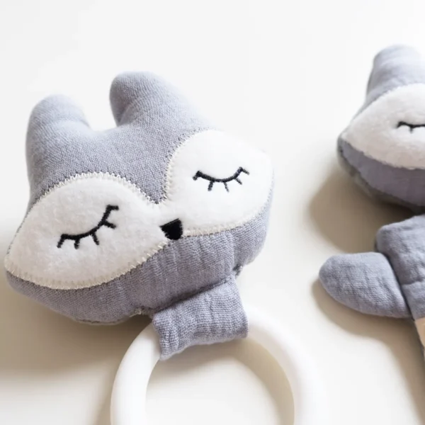 Set nascita personalizzato grigio chiaro: dettaglio del sonaglio e anello dentizione coordinati