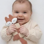 Neonato sorridente con sonaglio del set nascita personalizzato marrone nocciola
