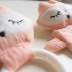 Dettaglio del sonaglio e anello dentizione del set nascita personalizzato rosa sorbetto