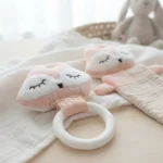 Dettaglio set regalo nascita personalizzato rosa sorbetto con doudou, sonaglio e anello dentizione