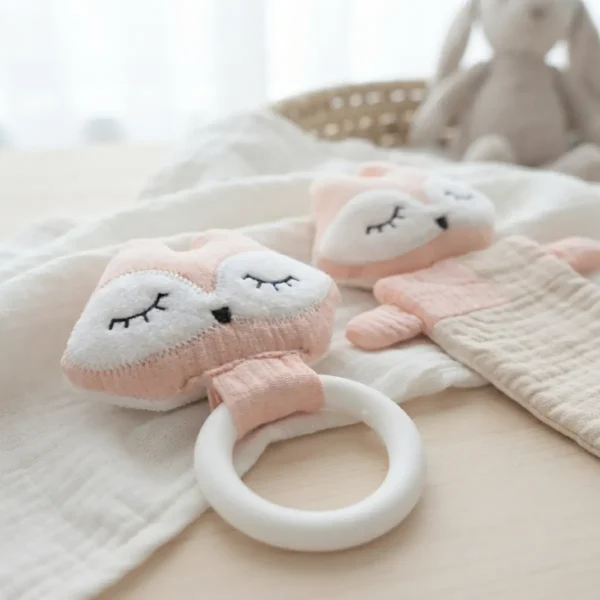 Dettaglio set regalo nascita personalizzato rosa sorbetto con doudou, sonaglio e anello dentizione
